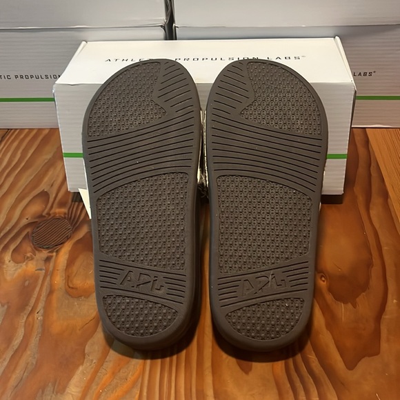APL Women’s Iconic slide 8 NIB** - Picture 3 of 5